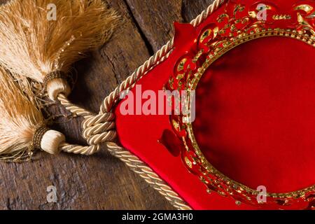 Mittelalterliche goldene Königskrone auf rotem Samt Kissen Stockfoto