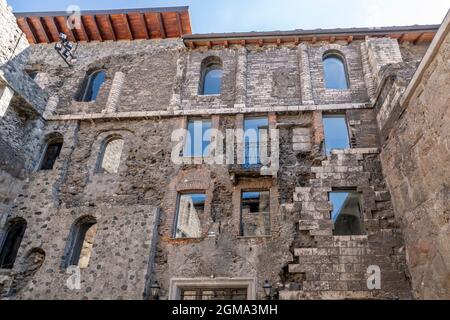 Ein Blick auf die antiken Gebäude im historischen Zentrum von Aosta, Italien Stockfoto