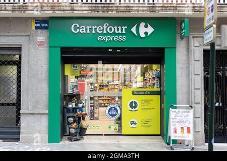 VALENCIA, SPANIEN - 16. SEPTEMBER 2021: Eingang zum Carrefour Express Supermarkt. Carrefour ist ein französisches multinationales Einzelhandelsunternehmen Stockfoto