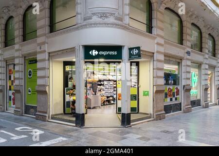 VALENCIA, SPANIEN - 16. SEPTEMBER 2021: Eingang zum Carrefour Express Supermarkt. Carrefour ist ein französisches multinationales Einzelhandelsunternehmen Stockfoto