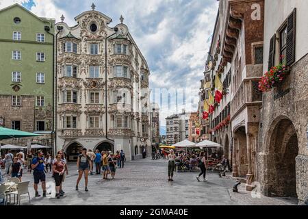 Malerisch traditionell geschmückte Fassaden typischer Innsbrucker Häuser und Restaurants. Innsbruck, Tirol, Österreich, Europa Stockfoto