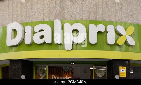 VALENCIA, SPANIEN - 16. SEPTEMBER 2021: Schild für den Supermarkt Dialprix. Dialprix gehört zu Musgrave, einem irischen multinationalen Einzelhandelsunternehmen Stockfoto