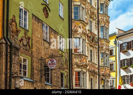 Malerisch traditionell geschmückte Fassaden typischer Innsbrucker Häuser und Restaurants. Innsbruck, Tirol, Österreich, Europa Stockfoto