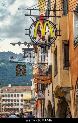 Verkehrsschilder in der Innsbrucker Altstadt an der Herzog-Friedrich-Straße. Innsbruck, Tirol, Österreich, Europa Stockfoto