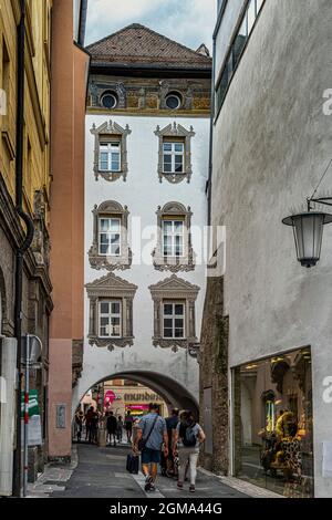 Enge Gassen, Bögen, verzierte Fenster und typische alte Häuser in der Innsbrucker Altstadt. Innsbruck, Tirol, Österreich, Europa Stockfoto