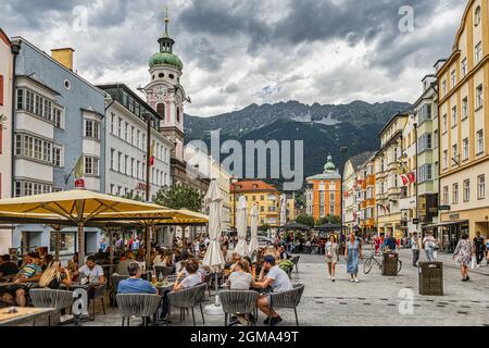 Entspannte Touristen und Einheimische genießen den Sommertag beim Plaudern und Bummeln auf der Maria-Theresien-Straße. Innsbruck, Tirol, Österreich, Europa Stockfoto