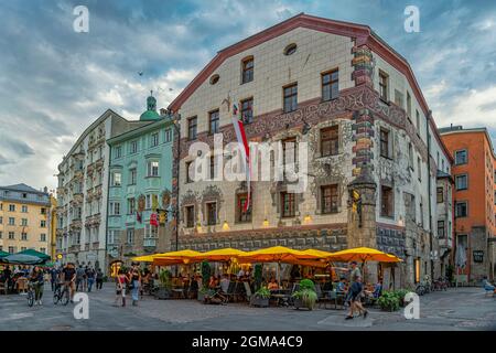 Malerisch traditionell geschmückte Fassaden typischer Innsbrucker Häuser und Restaurants. Innsbruck, Tirol, Österreich, Europa Stockfoto