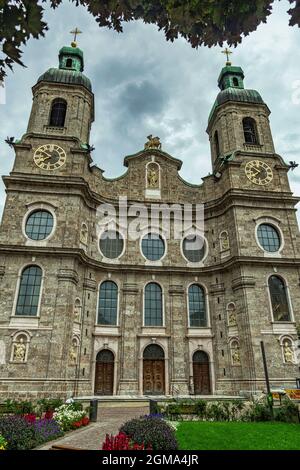 Der Jakobsdom ist die wichtigste katholische Kultstätte der Stadt Innsbruck und stellt ein Beispiel für barocke Architektur in Österreich dar Stockfoto