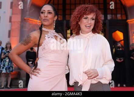 Leipzig, Deutschland. September 2021. Jessica Wahls (l.) und Lucy Diakovska von der „No Angels“ kommen zur Verleihung des Medienpreises Golden Henne in der Leipziger Kongresshalle. Der Preis wird an Stars aus Musik, Sport und Showbusiness vergeben. Die Preisverleihung wird live im MDR-Fernsehen übertragen. Quelle: Jan Woitas/dpa/Alamy Live News Stockfoto