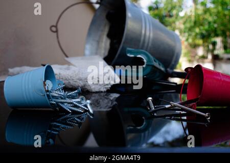 Der Unterschied zwischen Männern und Frauen wird durch Schrauben dargestellt. Frauen sind komplexer und vielfältiger. Männer sind einfach und analog. Stockfoto