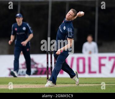 Edinburgh, Midlothian, Großbritannien. , . Im Rahmen ihrer T20-WM-Vorbereitungen spielen die Scotland Men in der zweiten T20-Serie 3 in der Grange, Edinburgh, Gastgeber von Zimbabwe Men. Bild zeigt: Simbabwe schlug Schottland um 10 Runs in einem eng umkämpften Spiel, um am Sonntag alles zu schaffen, um für ihn zu spielen Quelle: Ian Jacobs/Alamy Live News Stockfoto