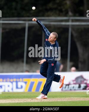 Edinburgh, Midlothian, Großbritannien. , . Im Rahmen ihrer T20-WM-Vorbereitungen spielen die Scotland Men in der zweiten T20-Serie 3 in der Grange, Edinburgh, Gastgeber von Zimbabwe Men. Bild zeigt: Simbabwe schlug Schottland um 10 Runs in einem eng umkämpften Spiel, um am Sonntag alles zu schaffen, um für ihn zu spielen Quelle: Ian Jacobs/Alamy Live News Stockfoto