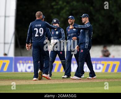 Edinburgh, Midlothian, Großbritannien. , . Im Rahmen ihrer T20-WM-Vorbereitungen spielen die Scotland Men in der zweiten T20-Serie 3 in der Grange, Edinburgh, Gastgeber von Zimbabwe Men. Bild zeigt: Simbabwe schlug Schottland um 10 Runs in einem eng umkämpften Spiel, um am Sonntag alles zu schaffen, um für ihn zu spielen Quelle: Ian Jacobs/Alamy Live News Stockfoto