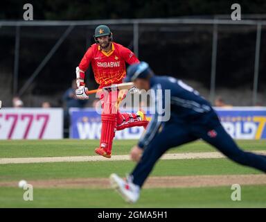 Edinburgh, Midlothian, Großbritannien. , . Im Rahmen ihrer T20-WM-Vorbereitungen spielen die Scotland Men in der zweiten T20-Serie 3 in der Grange, Edinburgh, Gastgeber von Zimbabwe Men. Bild zeigt: Simbabwe schlug Schottland um 10 Runs in einem eng umkämpften Spiel, um am Sonntag alles zu schaffen, um für ihn zu spielen Quelle: Ian Jacobs/Alamy Live News Stockfoto