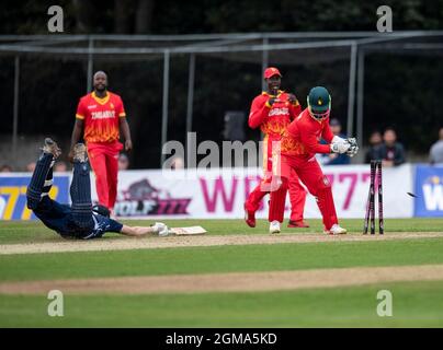 Edinburgh, Midlothian, Großbritannien. , . Im Rahmen ihrer T20-WM-Vorbereitungen spielen die Scotland Men in der zweiten T20-Serie 3 in der Grange, Edinburgh, Gastgeber von Zimbabwe Men. Bild zeigt: Simbabwe schlug Schottland um 10 Runs in einem eng umkämpften Spiel, um am Sonntag alles zu schaffen, um für ihn zu spielen Quelle: Ian Jacobs/Alamy Live News Stockfoto