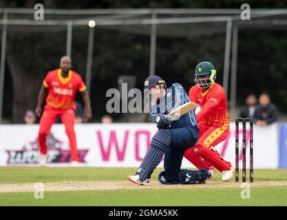 Edinburgh, Midlothian, Großbritannien. , . Im Rahmen ihrer T20-WM-Vorbereitungen spielen die Scotland Men in der zweiten T20-Serie 3 in der Grange, Edinburgh, Gastgeber von Zimbabwe Men. Bild zeigt: Simbabwe schlug Schottland um 10 Runs in einem eng umkämpften Spiel, um am Sonntag alles zu schaffen, um für ihn zu spielen Quelle: Ian Jacobs/Alamy Live News Stockfoto