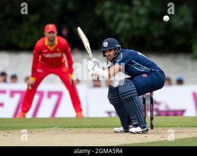 Edinburgh, Midlothian, Großbritannien. , . Im Rahmen ihrer T20-WM-Vorbereitungen spielen die Scotland Men in der zweiten T20-Serie 3 in der Grange, Edinburgh, Gastgeber von Zimbabwe Men. Bild zeigt: Simbabwe schlug Schottland um 10 Runs in einem eng umkämpften Spiel, um am Sonntag alles zu schaffen, um für ihn zu spielen Quelle: Ian Jacobs/Alamy Live News Stockfoto