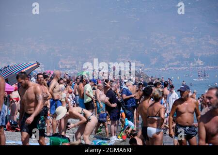 Belebte Strände auf der Flugschau Torre del Mar 2021, Malaga, Spanien. Stockfoto