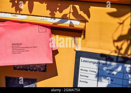 Berlin, Deutschland - 09. September 2021: Ein Wahlbrief wird für die Bundestagswahl in Deutschland in den Briefkasten eines Briefkastens geworfen. Stockfoto