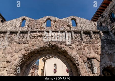 Die alte Porta Pretoria im historischen Zentrum von Aosta, Italien Stockfoto
