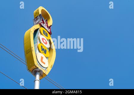 Pocatello, Idaho - 22. August 2021: Schild für die Bowlingbahn der Tough Guy Lanes - ein Retro-Neon-Schild Stockfoto