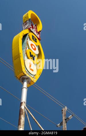 Pocatello, Idaho - 22. August 2021: Schild für die Bowlingbahn der Tough Guy Lanes - ein Retro-Neon-Schild Stockfoto