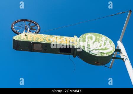 Pocatello, Idaho - 22. August 2021: Altes Vintage-Neonschild für den Fahrradladen Reds Gateway Key und Cycle, jetzt verlassen und geschlossen Stockfoto