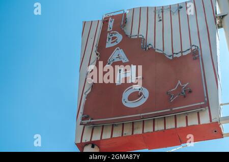 Pocatello, Idaho - 22. August 2021: Altes Neonschild für das Idaho Motel, jetzt Wohnungen zu vermieten. Dies war das erste Neonschild der Stadt Stockfoto