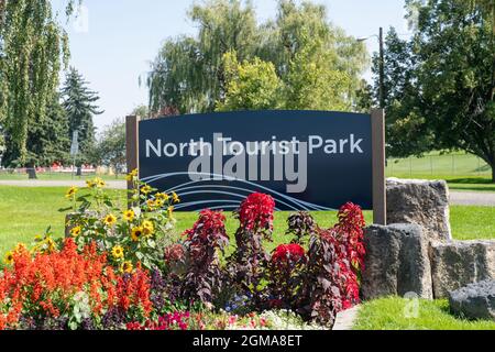 Idaho Falls, Idaho - 22. August 2021: Willkommensschild zum North Tourist Park, einem Stadtpark mit vielen grünen Freiflächen Stockfoto