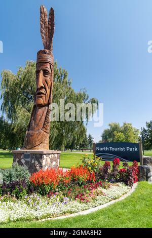 Idaho Falls, Idaho - 22. August 2021: Trail of the Whispering Giants Indian Statue in North Tourist Park Stockfoto