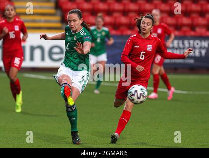 Die nordirische Sarah McFadden (links) und die luxemburgische Marta Estevez Garcia (rechts) kämpfen während des UEFA Qualifier-Spiels im Inver Park, Larne, um den Ball. Bilddatum: Freitag, 17. September 2021. Siehe PA Story SOCCER N Ireland Women. Das Foto sollte lauten: Brian Lawless/PA Wire. EINSCHRÄNKUNGEN: Die Nutzung unterliegt Einschränkungen. Nur redaktionelle Verwendung, keine kommerzielle Nutzung ohne vorherige Zustimmung des Rechteinhabers. Stockfoto