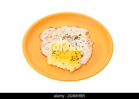 Eier mit schwarzem Pfeffer auf weißem Hintergrund, Omelett auf einem Teller anbraten Stockfoto