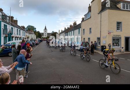 Ein J Bell Tour of Britain Radrennen Peleton führt durch Gifford Dorf, East Lothian, Schottland, Großbritannien Stockfoto