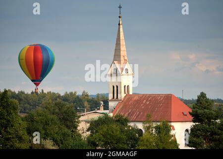 17. September 2021, Bela pod Bezdezem, Tschechische Republik: Heißluftballons fliegen über die Kirche während des 19. Tschechischen Heißluftballonfestivals ''Belske hemzeni''' findet in Bela pod Bezdezem statt (Foto: © Slavek Ruta/ZUMA Press Wire) Stockfoto