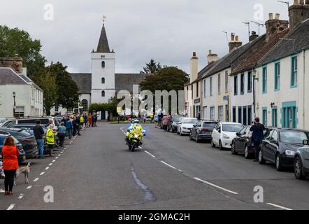 Ein J Bell Tour of Britain Radrennen Polizei Motorrad passiert Gifford Dorf, East Lothian, Schottland, Großbritannien Stockfoto