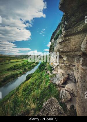 Idyllische Landschaft mit dem Raut-Fluss, der durch die Hügel der Schlucht fließt, Karstklippen bei Orheiul Vechi, dem alten Orhei-Komplex, in der Nähe des Dorfes Butuceni, Moldawien. Stockfoto
