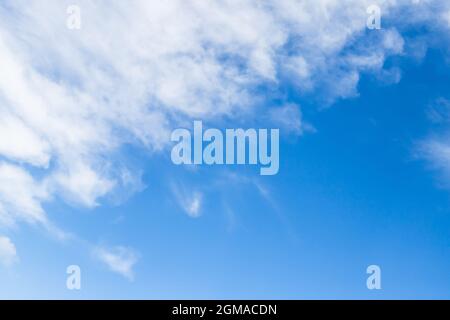 Blauer Himmel mit weißen Wolken am Tag. Natürliches Hintergrundfoto Stockfoto