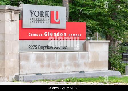 Eingangsschild des Campus der York University Glendon in der Bayview Avenue West 2275 in Toronto, Kanada Stockfoto