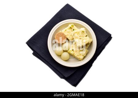 Indische Spezialitäten barfi, peda und rasgulla auf weißem Hintergrund Stockfoto