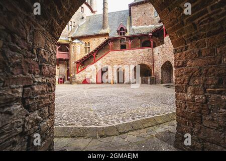 Castell Coch oder der Innenhof des Roten Schlosses. Cardiff, South Wales, Vereinigtes Königreich - 15. September 2021 Stockfoto