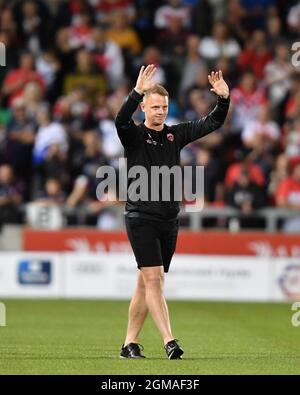 Manchester, Großbritannien. September 2021. Kevin Brown (7) von Salford Red Devils begrüßt die Menge zu seinem Rücktritt aus der Super League am 9/17/2021. (Foto von Richard Long/News Images/Sipa USA) Quelle: SIPA USA/Alamy Live News Quelle: SIPA USA/Alamy Live News Stockfoto