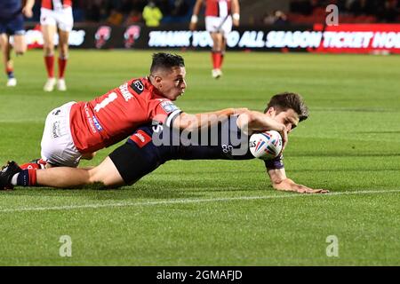 Jonathan Bennison (31) von St. Helens erzielt 0-4 Punkte Stockfoto
