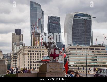London, Großbritannien. September 2021. An einem bewölkten Tag ist die London Bridge und die Skyline der City of London durch einen Drachen begrenzt. Kredit: SOPA Images Limited/Alamy Live Nachrichten Stockfoto