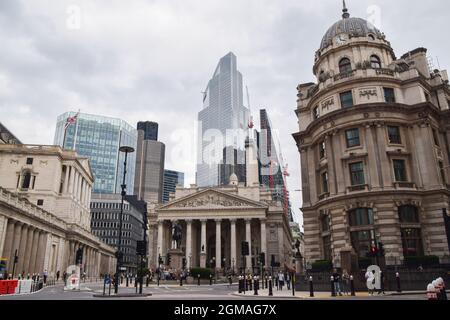 London, Großbritannien. September 2021. Allgemeine Ansicht der Royal Exchange, der Bank of England und der City of London an einem bewölkten Tag. (Foto: Vuk Valcic/SOPA Images/Sipa USA) Quelle: SIPA USA/Alamy Live News Stockfoto
