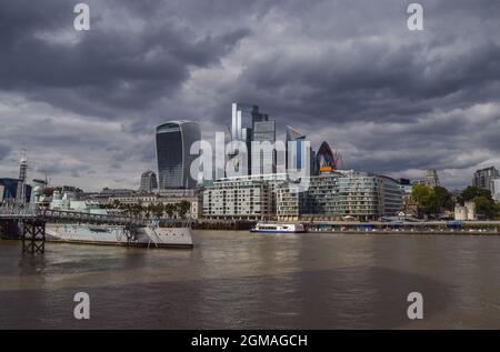London, Großbritannien. September 2021. Allgemeiner Blick auf die Skyline der City of London, dem Finanzzentrum der Hauptstadt, an einem bewölkten Tag. (Foto: Vuk Valcic/SOPA Images/Sipa USA) Quelle: SIPA USA/Alamy Live News Stockfoto