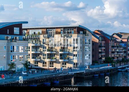 Moderne Wohnsiedlung entlang der Themse in Hampton Wick, Borough of Richmond, London, Großbritannien Stockfoto