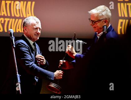 Prag, Tschechische Republik. September 2021. Der britische Produzent Mike Downey, links, erhält den Kristian Award des britischen Regisseurs Stephen Daldry während der Eröffnung des Internationalen Filmfestivals Febiofest in Prag, Tschechische Republik, am 17. September 2021. Kredit: Roman Vondrous/CTK Foto/Alamy Live Nachrichten Stockfoto