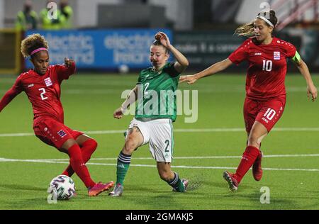 Die Luxemburger Kimberley Dos Santos (links), Rebecca McKenna (Mitte) und Laura Miller (rechts) kämpfen während des UEFA-Qualifier-Spiels im Inver Park, Larne, um den Ball. Bilddatum: Freitag, 17. September 2021. Siehe PA Story SOCCER N Ireland Women. Das Foto sollte lauten: Brian Lawless/PA Wire. EINSCHRÄNKUNGEN: Die Nutzung unterliegt Einschränkungen. Nur redaktionelle Verwendung, keine kommerzielle Nutzung ohne vorherige Zustimmung des Rechteinhabers. Stockfoto