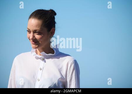 17. September 2021, San Sebastian, Spanien: Die französische Schauspielerin MARION COTILLARD nimmt am 69. San Sebastian International Film Festival im Kursaal Palace Teil, an der Fotoschau der „Bigger than US“- und Donostia-Preisträgerin. (Bild: © Jack Abuin/ZUMA Press Wire) Stockfoto