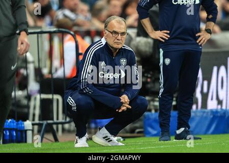 Newcastle, Großbritannien. September 2021. Marcelo Bielsa Manager von Leeds United sieht zu, wie Leeds die Führung 0-1 in Newcastle, Großbritannien am 9/17/2021 übernimmt. (Foto von Mark Cosgrove/News Images/Sipa USA) Quelle: SIPA USA/Alamy Live News Stockfoto